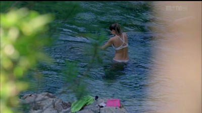 Des Photos Sexy De Laury Thilleman Dans Camping Paradis Whassup