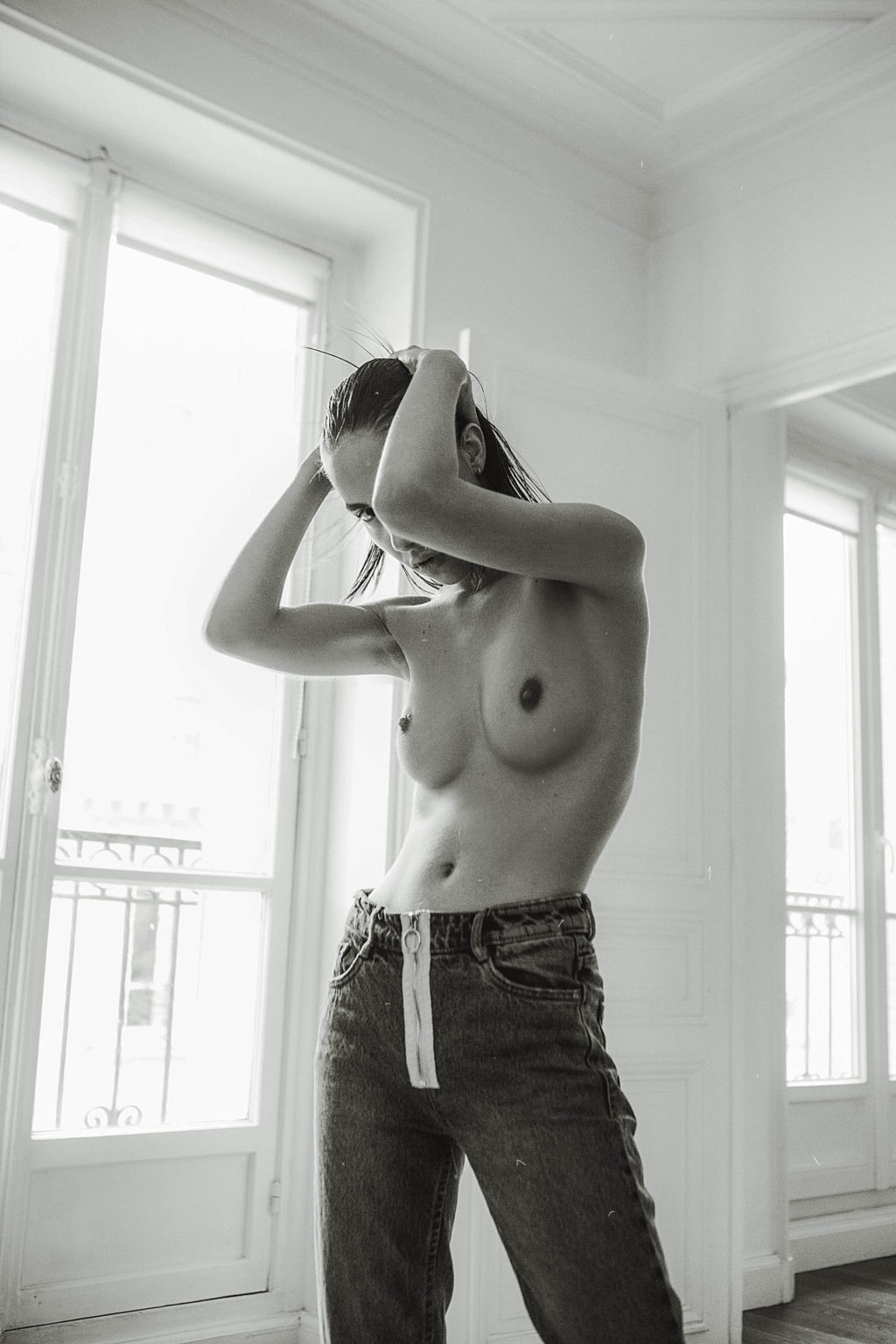 Des photos de la française Rebecca Bagnol nue et seins nus Whassup