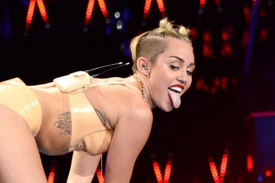 Miley Cyrus aime se faire tripoter sur scène