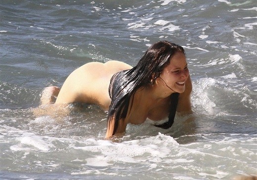 Jennifer Lawrence nue sur la plage