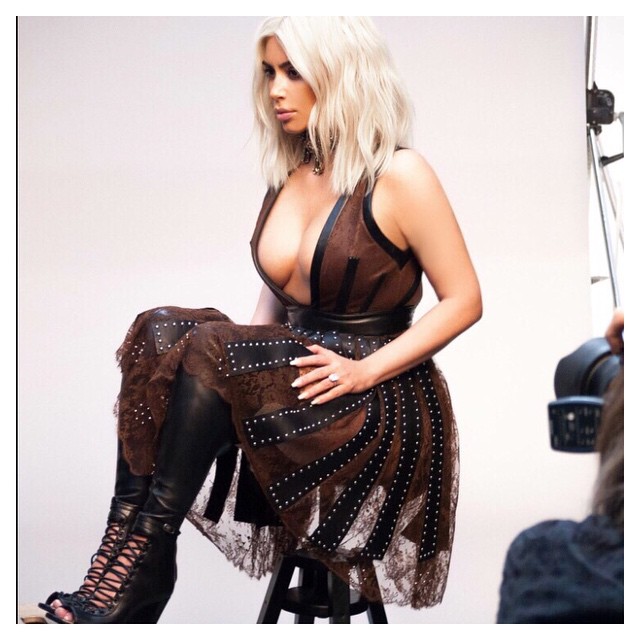 Oops les seins de Kim Kardashian nue