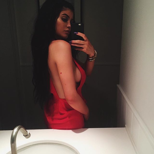 Toutes les photos de Kylie Jenner nue et seins nus