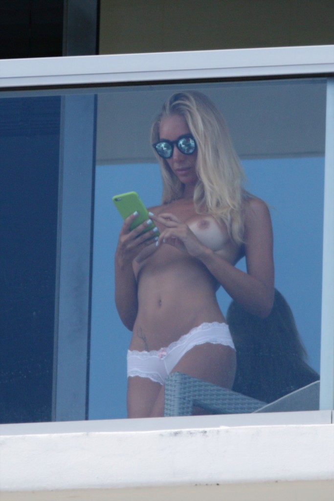 Des photos de Laura Cremaschi seins nus sur son balcon