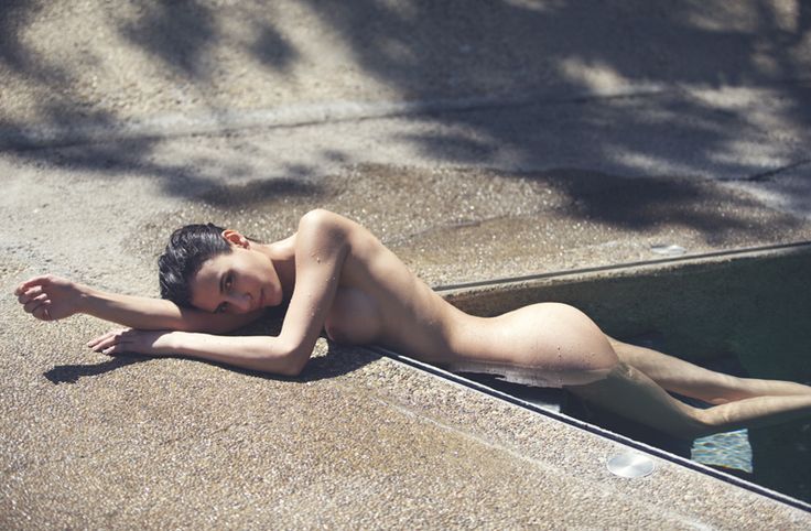 Des photos de Elisa Meliani nue et seins nus