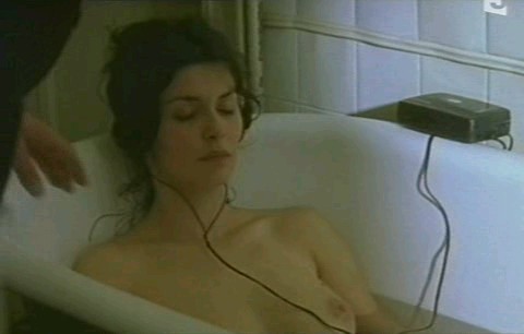 images-audrey-tautou-nue-dans-film-inconnu-topless-sein-softcore-7444-449af