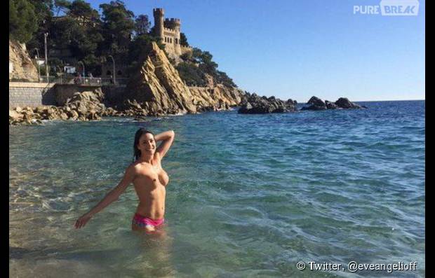 Une photo d’Eve Angeli seins nus à la plage