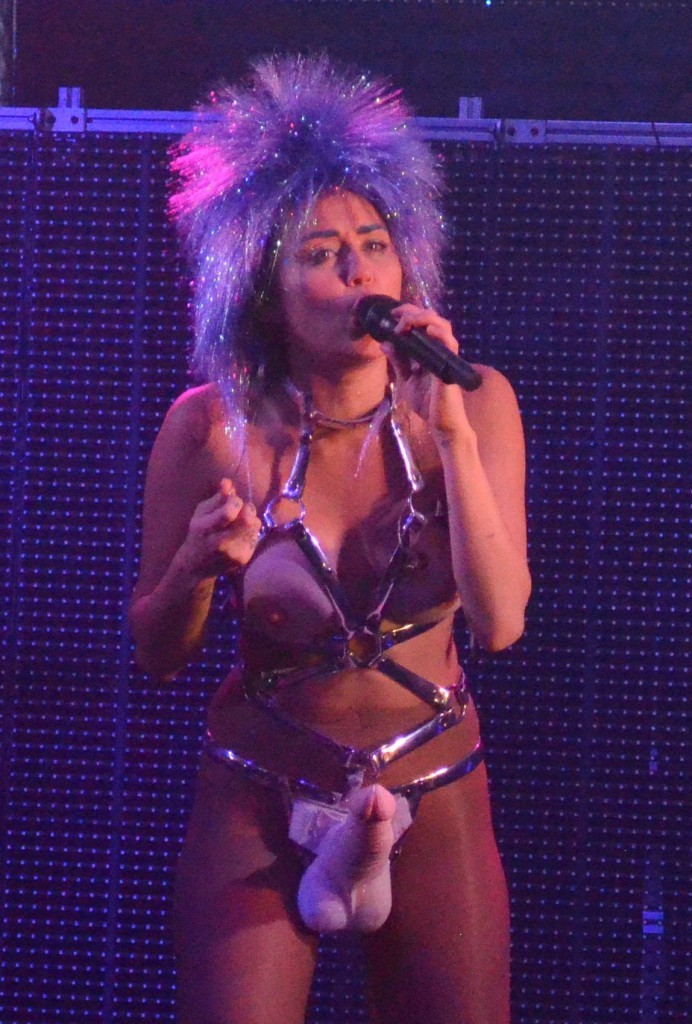 Miley-Cyrus-Topless-7-692x1024