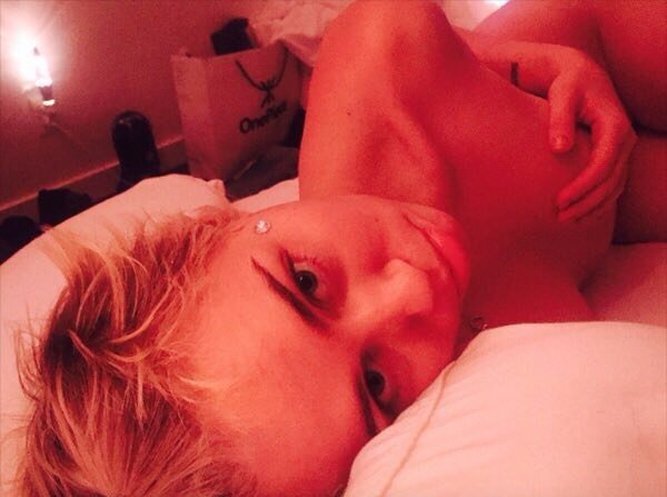 Un selfie de Miley Cyrus nue dans son lit