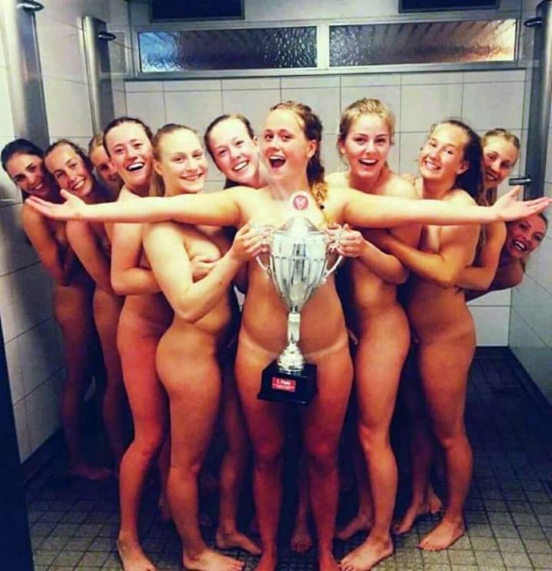 Les handballeuses nues après leur victoire en Coupe d’Europe