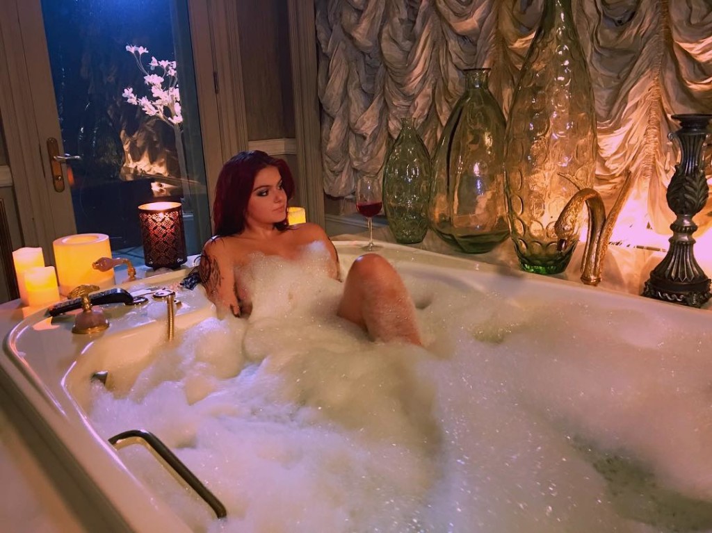 Une photo de Ariel Winter nue dans son bain