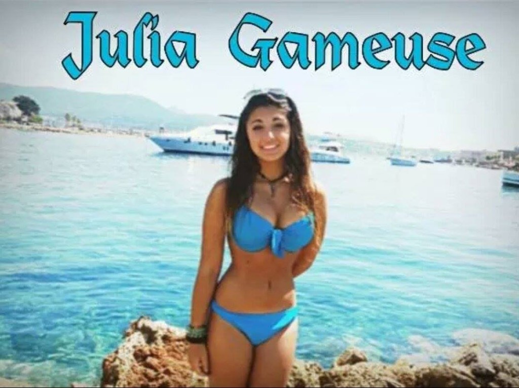 julia-gameuse-nue-seins-sexy-hot-12