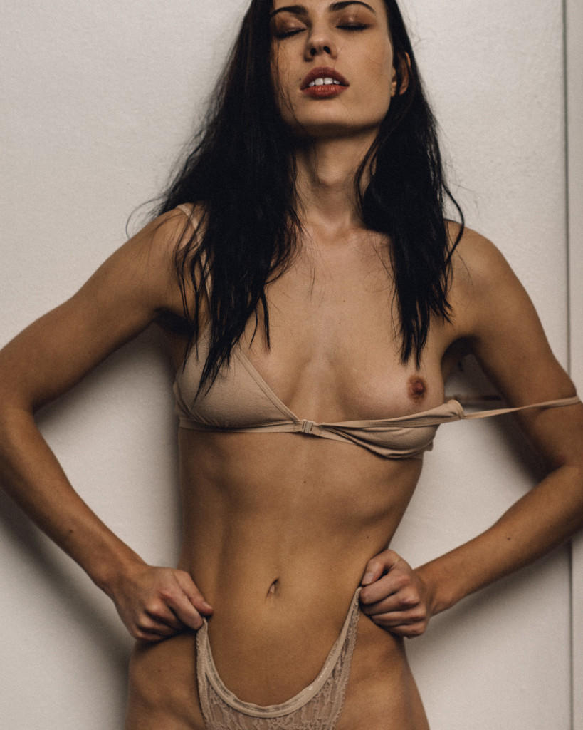 Des photos de Kera Lester nue et seins nus