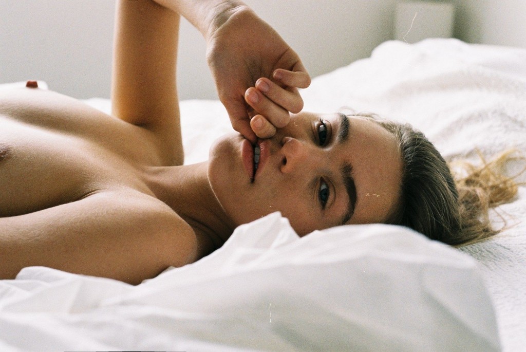 De nouvelles photos de Zoe Cross nue et seins nus