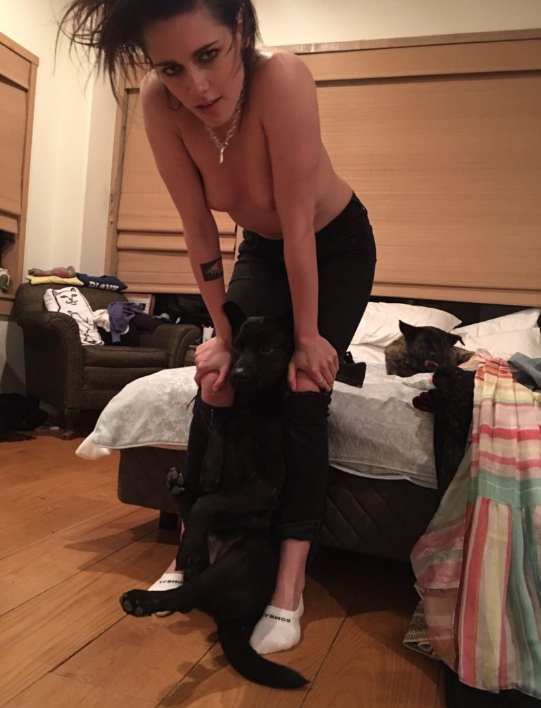 Toutes les photos volées de Kristen Stewart nue et seins nus
