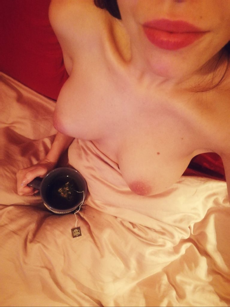 Toutes les photos de la star Cara St-Germain nue et seins nus