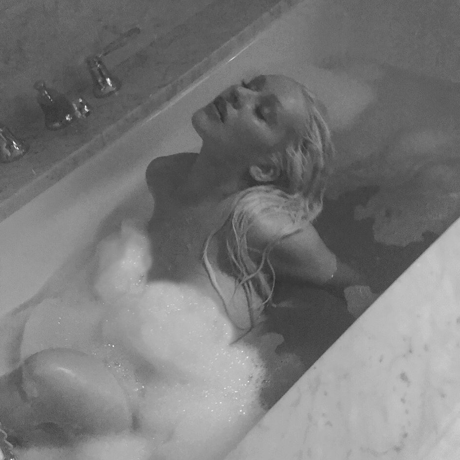 Des photos de Christina Aguilera nue et seins nus dans son bain