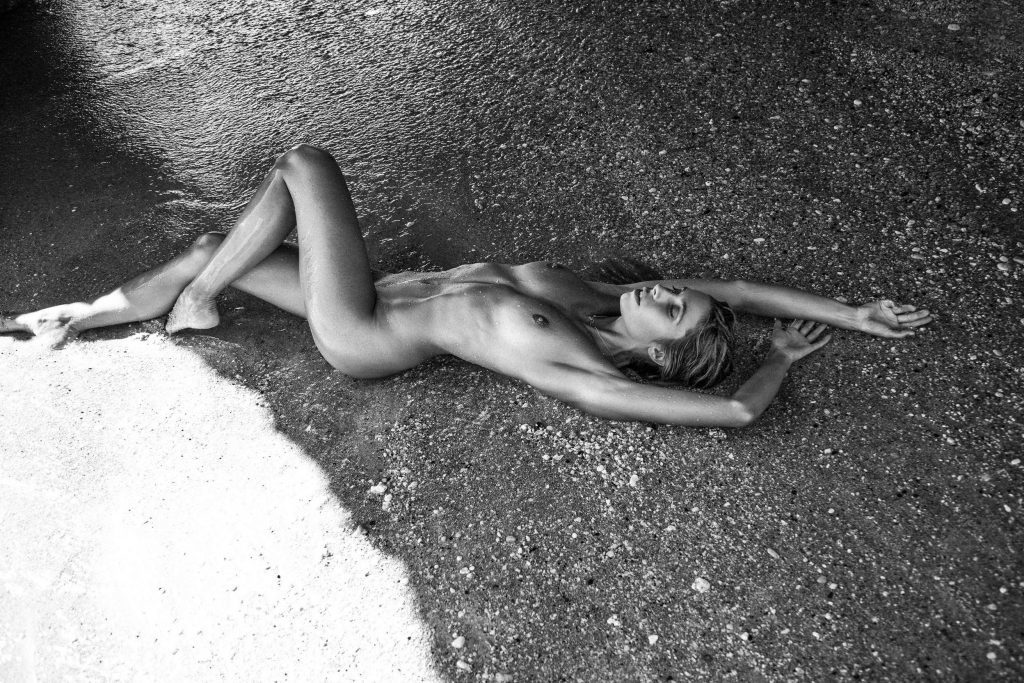Des photos de Maddy Relph nue et seins nus
