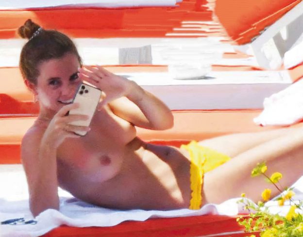 Emma Watson seins nus sur la plage