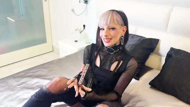 Eva Nexus cuisine deux mecs avec de grosses bites et récolte des doubles