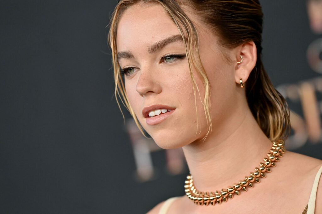 Toutes les photos de Milly Alcock nue et seins nus