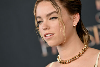 Toutes les photos de Milly Alcock nue et seins nus