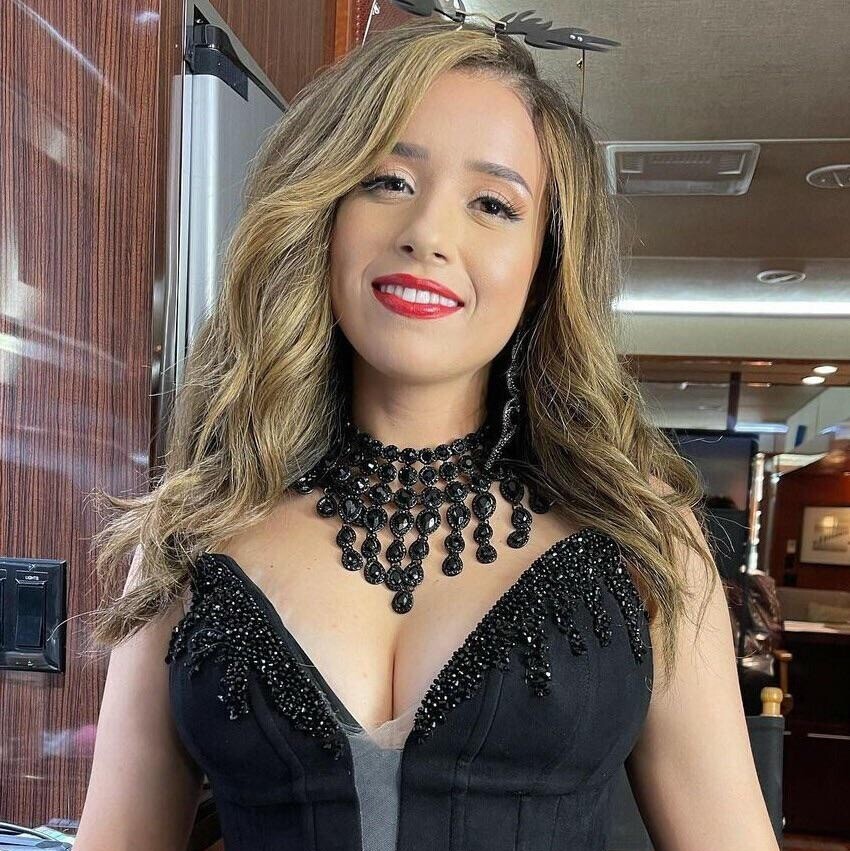 Toutes les photos de Pokimane nue et seins nus