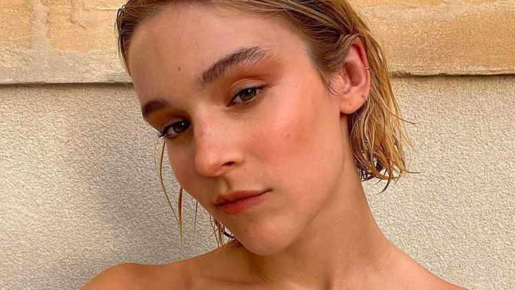Toutes les photos de Pommelien Thijs nue et seins nus