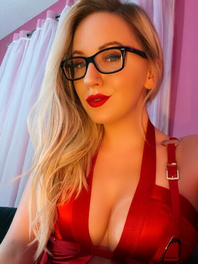 Toutes les photos de Candy Glitter nue et seins nus