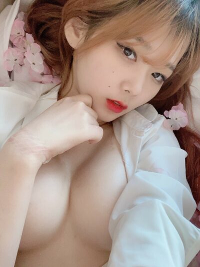 Toutes les photos de zia_kwon nue et seins nus