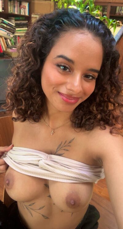 Toutes les photos de Isabella Jules nue et seins nus